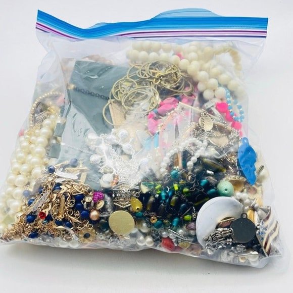 Crafters Lot of 4 Plus Pounds Junk Jewelry Wearable Broken Missing Gems 5916-40 - Picture 5 of 6